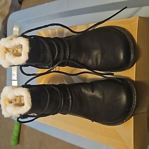UGG AUSTRALIA Caspia Ankle Boots